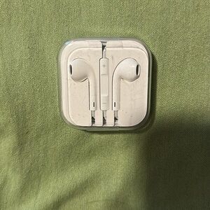 New Genuine Apple Wired Earphones. Lightening Connector and Built in Microphone